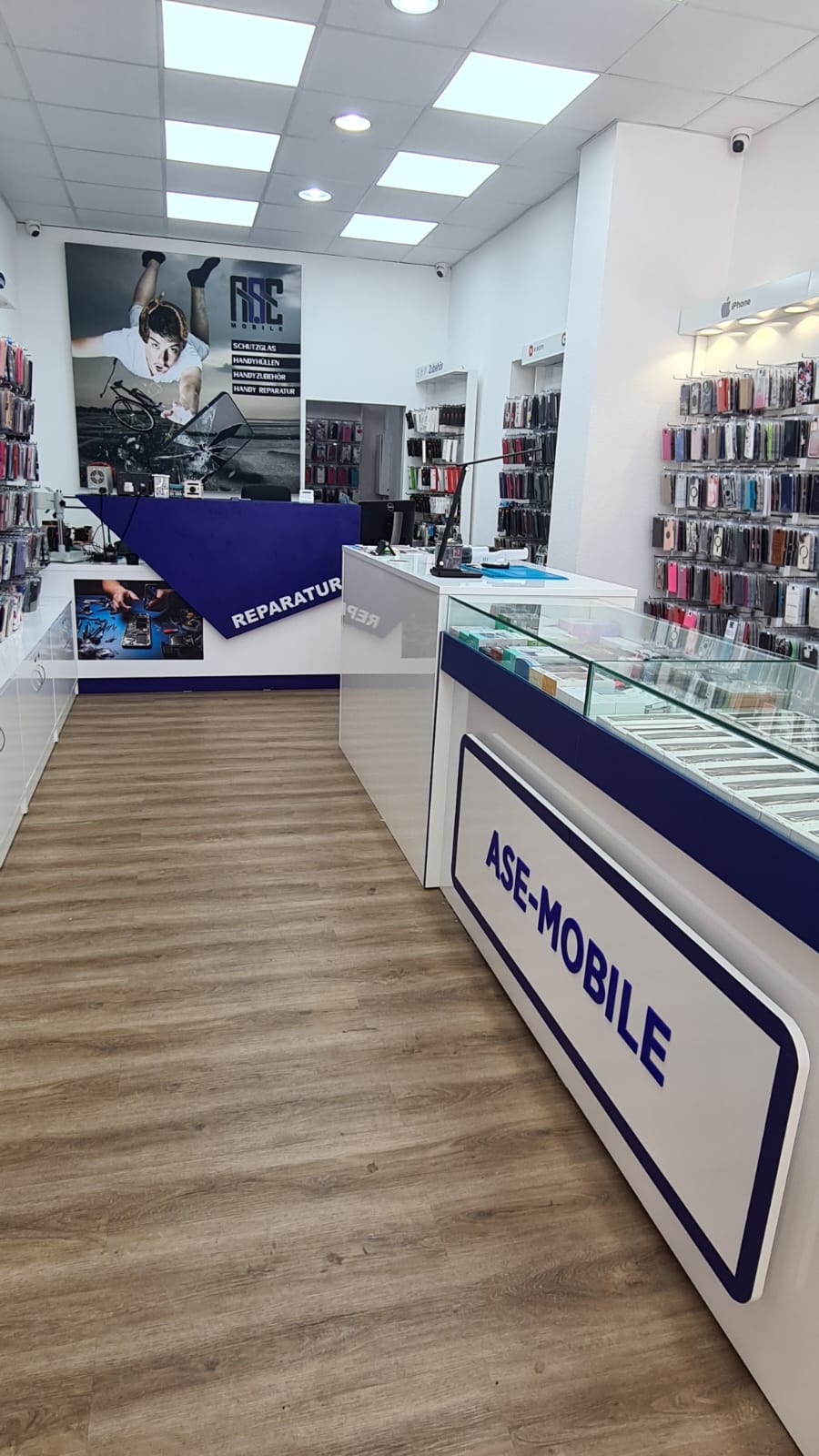 ASE-Mobile Laden mit Zubehörwand, Vitrine und Werkstattbereich